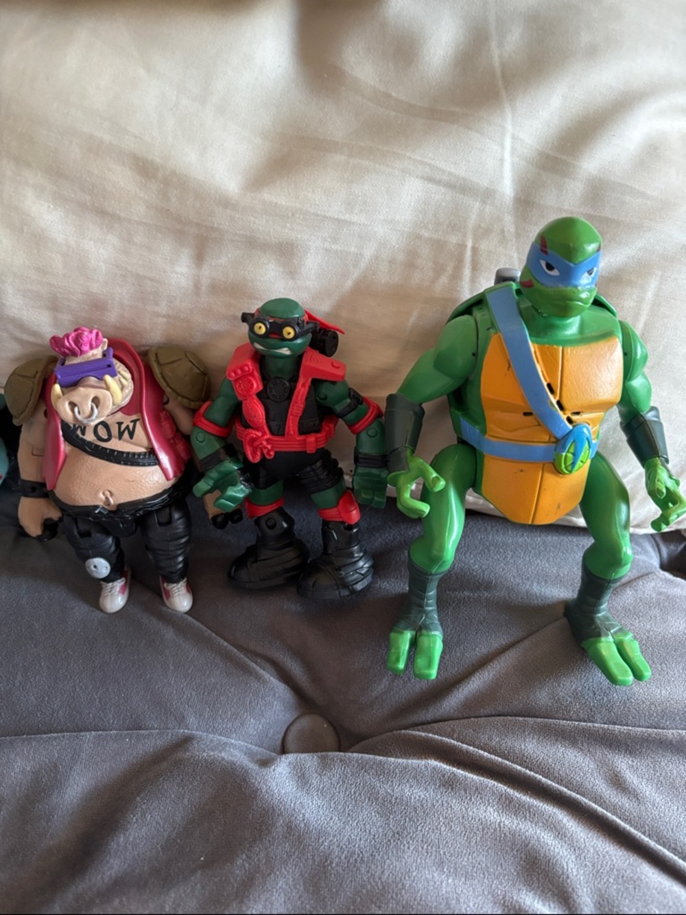 Teenage Mutant Ninja Turtles  Beebop and 2 Ninja Turtles Leonardo Style